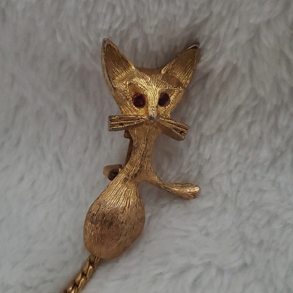 Vintage MCM Gold Tone Cat Brooch with Red Rhinestone Eyes and Flexible Tail - Picture 5 of 6